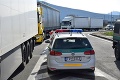 Polícia pre kamióny uzatvorila hranice s Rakúskom, Poľskom, Maďarskom i Českom