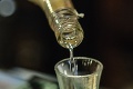 Ľudia sa trávia metanolom vo viere, že alkohol zabíja koronavírus: Falošné správy stáli život stovky ľudí