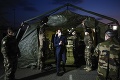 Prezident Macron vyhlásil koronavírusu vojnu: Do boja zapojil armádu