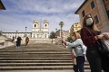 Taliani predĺžili obmedzenia pre šírenie koronavírusu na neurčito: Nestíhajú odvážať rakvy
