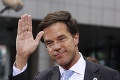 Holandský premiér vyzval ľudí, aby si nepodávali ruku pre šírenie nákazy: Krátko na to urobil zásadnú chybu
