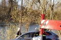 Tragická nehoda pred Bytčou: Auto zletelo do Váhu, vyhasol ľudský život