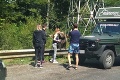 Čitateľ poslal fotku z Rumunska, pri ktorej sa vám zastaví rozum: Medveď zastavil dopravu, ale čo robia tí ľudia?!