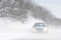 Meteorológovia varujú vodičov: V týchto okresoch sa pripravte na snehové jazyky a záveje