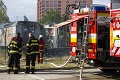 Hasiči bojujú s požiarom v Bratislave: Oheň zachvátil maringotky