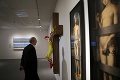 Múzeum v Hajfe po ostrej kritike stiahne kontroverzné dielo: Pozrite si sochu, ktorá pobúrila cirkev