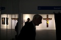 Múzeum v Hajfe po ostrej kritike stiahne kontroverzné dielo: Pozrite si sochu, ktorá pobúrila cirkev