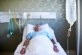 Parížsky súd nariadil udržiavanie životných funkcií pacienta v kóme: Verdikt padol niekoľko hodín po začatí odpájania