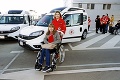 Vozičkári a telesne postihnutí sa tešia novej službe Červeného kríža: K lekárovi už len špeciálnymi autami!
