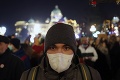 Belehradčania vyšli do ulíc s rúškami na tvárach: Od vlády žiadajú len jedno