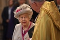 Práca snov na kráľovskom dvore: Alžbeta II. hľadá posily, mzda sa šplhá do výšin