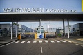 Najväčšia slovenská automobilka zatvára brány: Dokedy Volkswagen zastavuje výrobu?