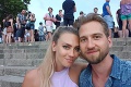 Známy slovenský spevák sa oženil: Krásna nevesta zažiarila v šatách s nadupaným dekoltom