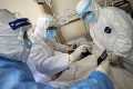 Počet obetí vírusu v Číne narástol na 2118: Zástupca WHO zdvíha varovný prst