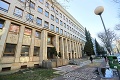 V Bratislave zavreli pre koronavírus už druhú školu: Z lekárskej fakulty odviezli študenta na infekčné!