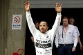 Mercedes ovládol jubilejné preteky: Hamilton na čele šampionátu