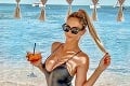 Sexbomba Járová vyvetrala prsia na ostrove Santorini: Páni, potrebujem doliať