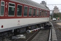 Pri Trenčíne sa vykoľajil vlak, doprava na trati je prerušená!