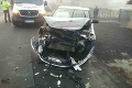 Hromadná nehoda v Lučenci: Po zrážke šiestich áut uzavreli cestu, hlásia zranených