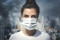 Zúfalá situácia v rakúskych lekárňach: Rúška a dezinfekcia sú úplne vypredané