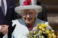 Britská kráľovná šokovala svet najnovšou fotkou: Alžbeta, to kde máš tie ruky?