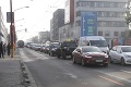 V Bratislave sa začali dopravné obmedzenia: Kolóny a zrážka troch áut