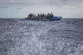 Nová vlna nebezpečných pokusov prevádzačov: Pri Tunisku stroskotali člny s migrantmi, jeden sa utopil