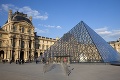 Aktivisti pošpinili sklo pyramídy v Louvri: Vyjadrili protest proti sponzorovi, ktorý ohrozuje klímu