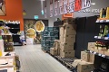 Aktuálne zábery z obchodu v Petržalke: Prepadli Bratislavčania panike z koronavírusu? Totálne vybrakované pulty!