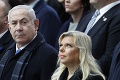 Manželka premiéra Netanjahua uzavrela dohodu o vine a treste v kauze luxusných jedál