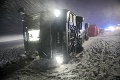 Silný vietor vyčína v Nemecku: Prevrátený autobus a prvá obeť