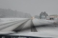 Časť Slovenska prikryla biela perina: Sneh skomplikoval dopravu v týchto úsekoch, výzva polície