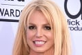 Britney Spears pri mladom frajerovi len tak kvitne: Fotky ako z Baywatchu