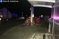 Nešťastie na východe Slovenska: Auto narazilo do betónového stĺpa, spolujazdkyňa podľahla zraneniam