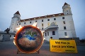 Pred Bratislavským hradom horela planéta Zem: Greenpeace zdvíha varovný prst