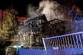 V bratislavskej Karlovej Vsi zasahovalo 24 hasičov: Dvojpodlažný dom zhorel do tla