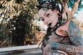 Mamička sa po tom, čo prepadla tetovaniu, zmenila na dračicu: Odvážne fotky čiernovlásky obleteli svet