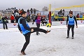 Pavlikovský s Lašákom si vyskúšali netradičný šport: Volejbal v kopačkách a na snehu!