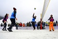 Pavlikovský s Lašákom si vyskúšali netradičný šport: Volejbal v kopačkách a na snehu!