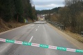 Dramatická situácia na severe Slovenska: Prepadnutá cesta aj zvalené betónové stĺpy na vozovke