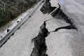 Dramatická situácia na severe Slovenska: Prepadnutá cesta aj zvalené betónové stĺpy na vozovke