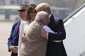 Americký prezident Donald Trump pricestoval na návštevu Indie: Vrúcne objatie s premiérom