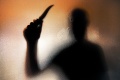 Agresivita na východe: Muži sa s nožmi a sekerami v rukách vyhrážali svojim družkám zabitím