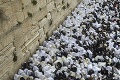 Múr nárekov opäť centrom veriacich: Kvôli tradičnému požehnaniu prišli tisíce židov