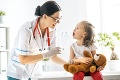 Odborníci hovoria na rovinu: Očkovanie nespôsobuje autizmus ani cukrovku, zdvíhajú však varovný prst