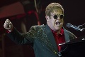 Zlomeného Eltona (72) odvádzali z javiska v slzách: Legendárny spevák stratil hlas