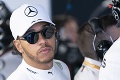 Hamilton šokoval fanúšikov novým účesom: Toto, že sú jeho vlasy?