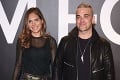 Robbie Williams dovolenkuje so sexi manželkou: Na jej zadoček v plavkách sa nevedel vynadívať