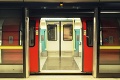 Ďalší útok v parížskom metre: Páchateľ oblial obeť neznámou tekutinou