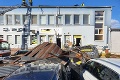 Dráma v Žiari nad Hronom: Vietor strhol strechu firmy, tá spadla na zaparkované autá